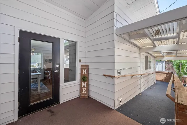 a view of house with garden