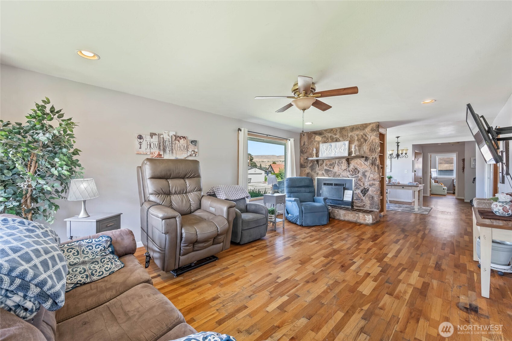 33 North Furney Street Wenatchee, WA 98801 - Photo 5 of 22 a living room with furniture ceiling fan and a rug