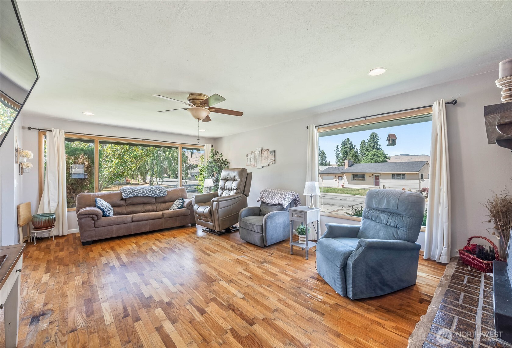 33 North Furney Street Wenatchee, WA 98801 - Photo 6 of 22 a living room with furniture and a large window