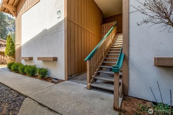 a view of entryway with a front door