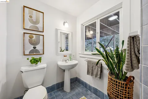 $915,000 | 534 Mira Vista Avenue, Oakland, CA 94610