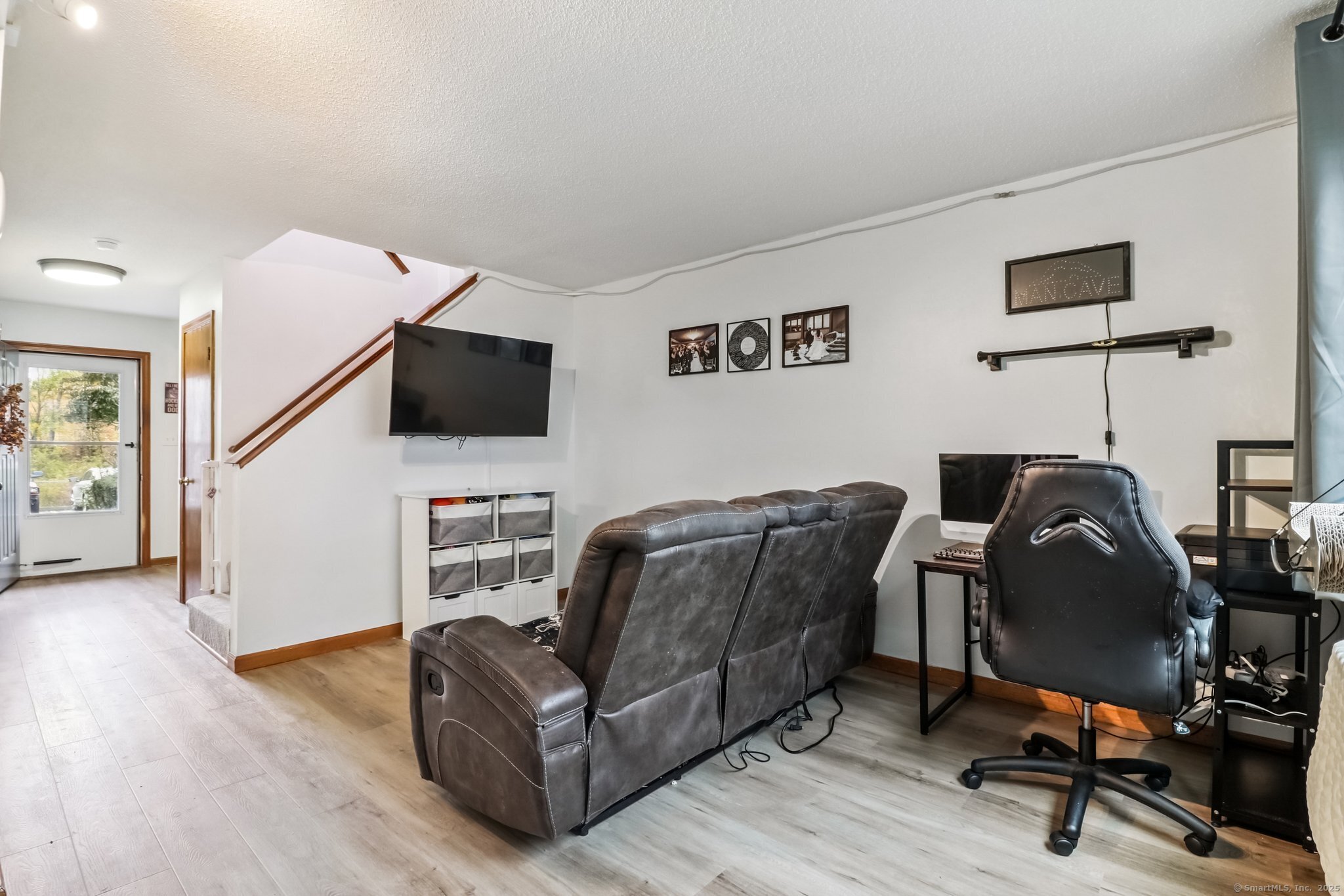 565 Clark Avenue, Unit 18 Bristol, CT 06010 - Photo 8 of 25 a livingroom with workspace and a couch