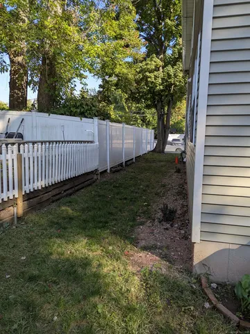 a view of a backyard