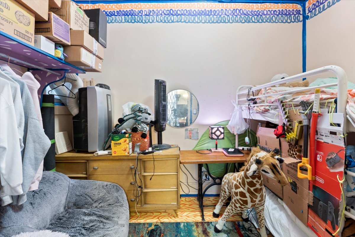 2605 West Division Street Chicago, IL 60622 - Photo 11 of 28 a room with musical instruments