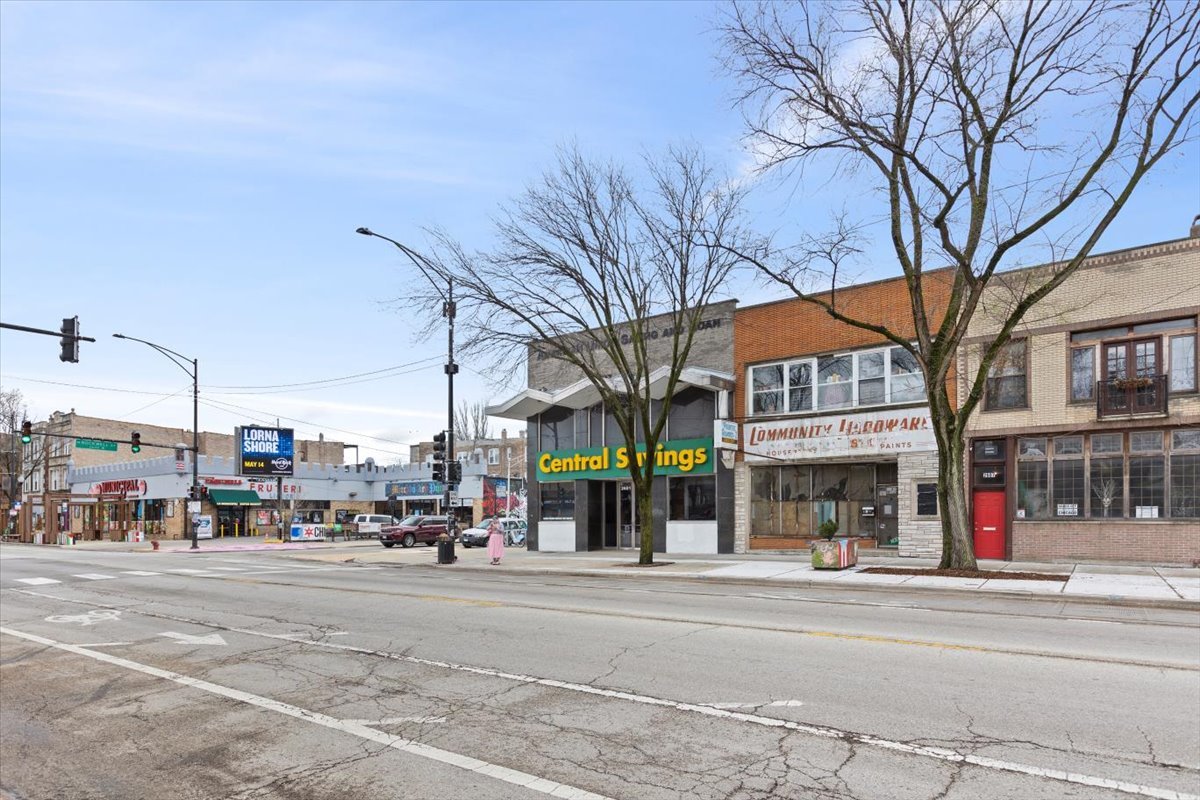 2605 West Division Street Chicago, IL 60622 - Photo 23 of 28 a view of street with traffic signal lights