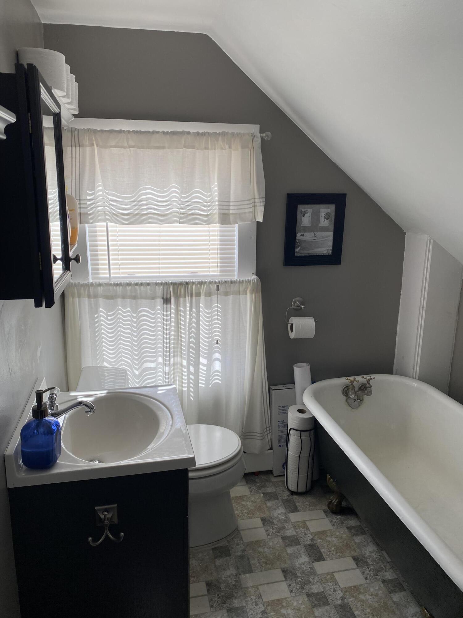 6 Linden Street Waterville, ME 04901 - Photo 10 of 22 2nd Floor BA