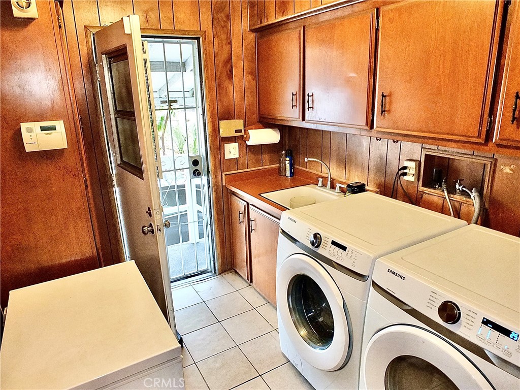 2601 East Victoria Street, Unit 439 Rancho Dominguez, CA 90220 - Photo 27 of 32 a utility room with dryer and washer