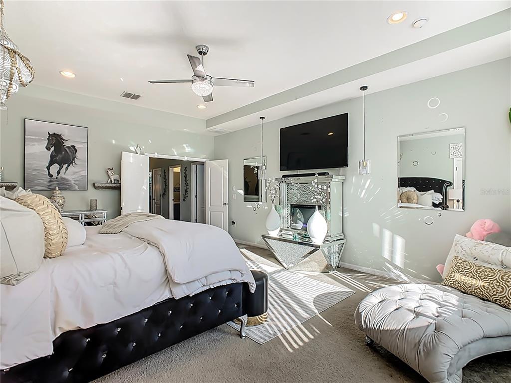 168 Magneta Loop Auburndale, FL 33823 - Photo 40 of 75 a bedroom with two beds and a flat screen tv