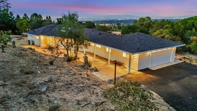 a view of an outdoor space