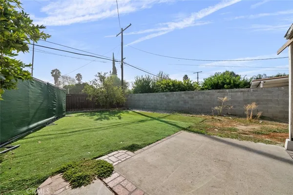 a view of a yard