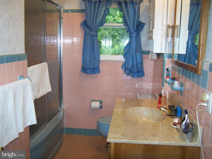 408 Raws Avenue Somerdale, NJ 08083 - Photo 14 of 20 Bathroom