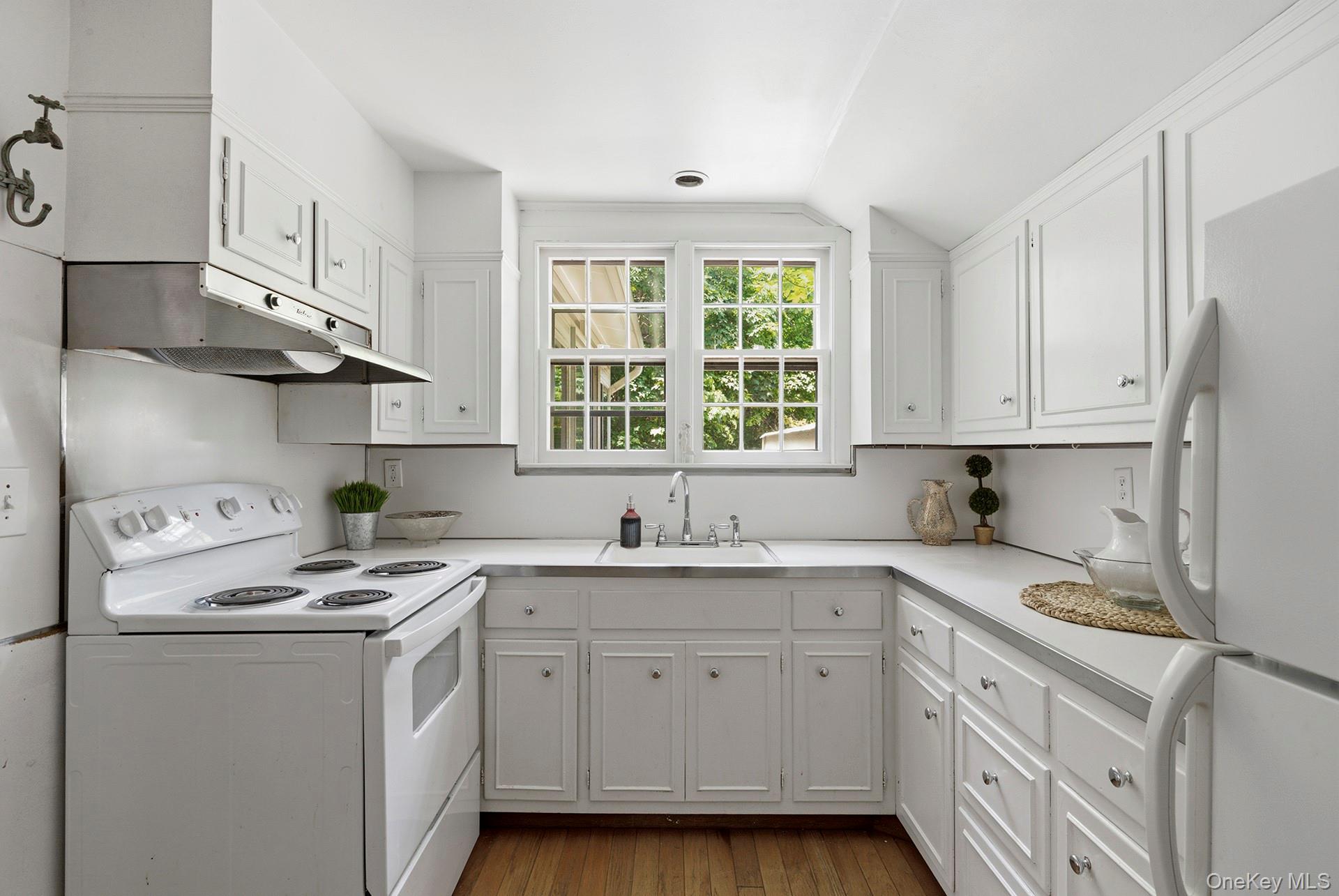 1680 North Sea Road Southampton, NY 11968 - Photo 3 of 45