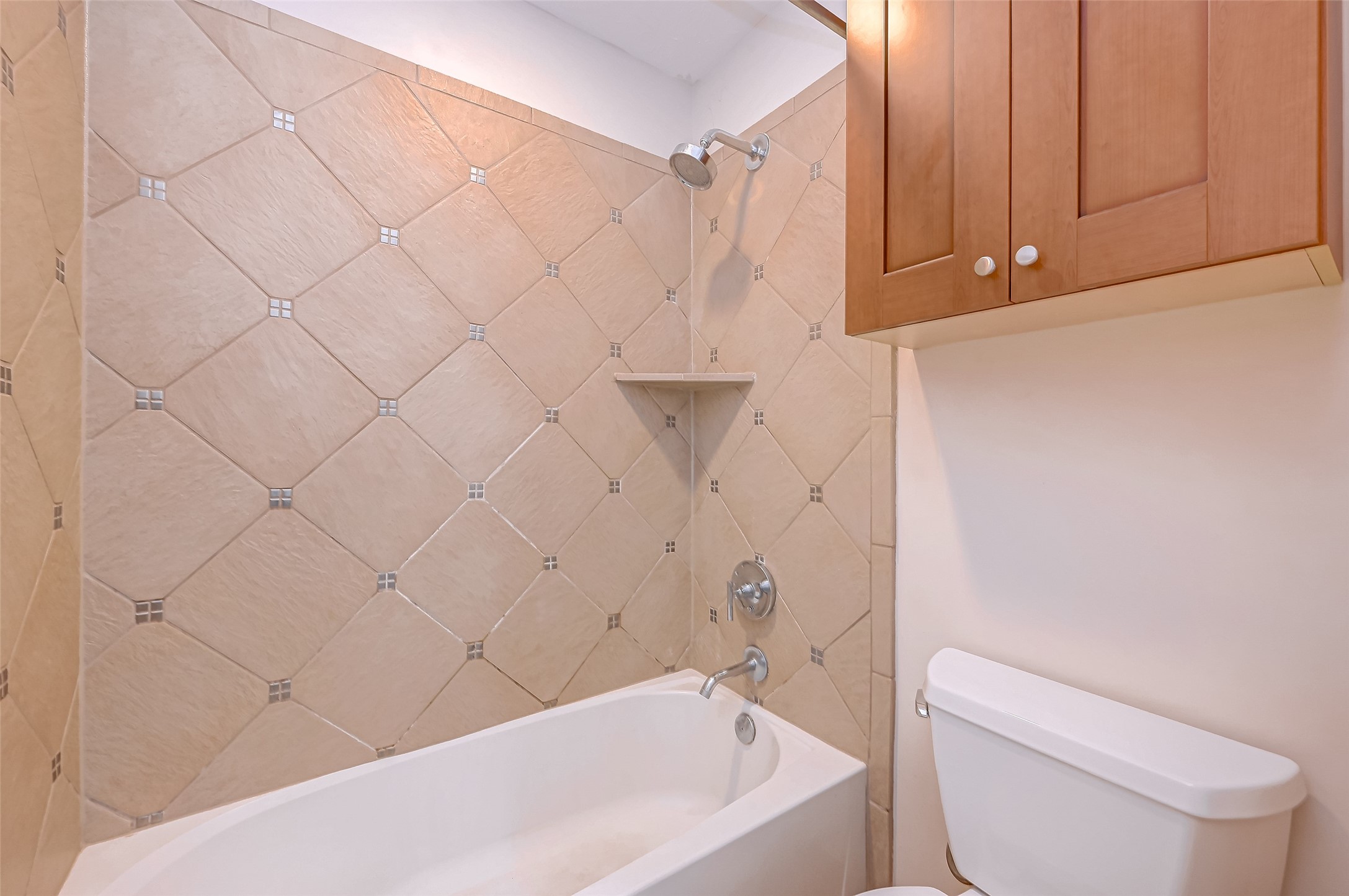 5315 Lillian Street Houston, TX 77007 - Photo 26 of 47 a bathroom with a bathtub and toilet