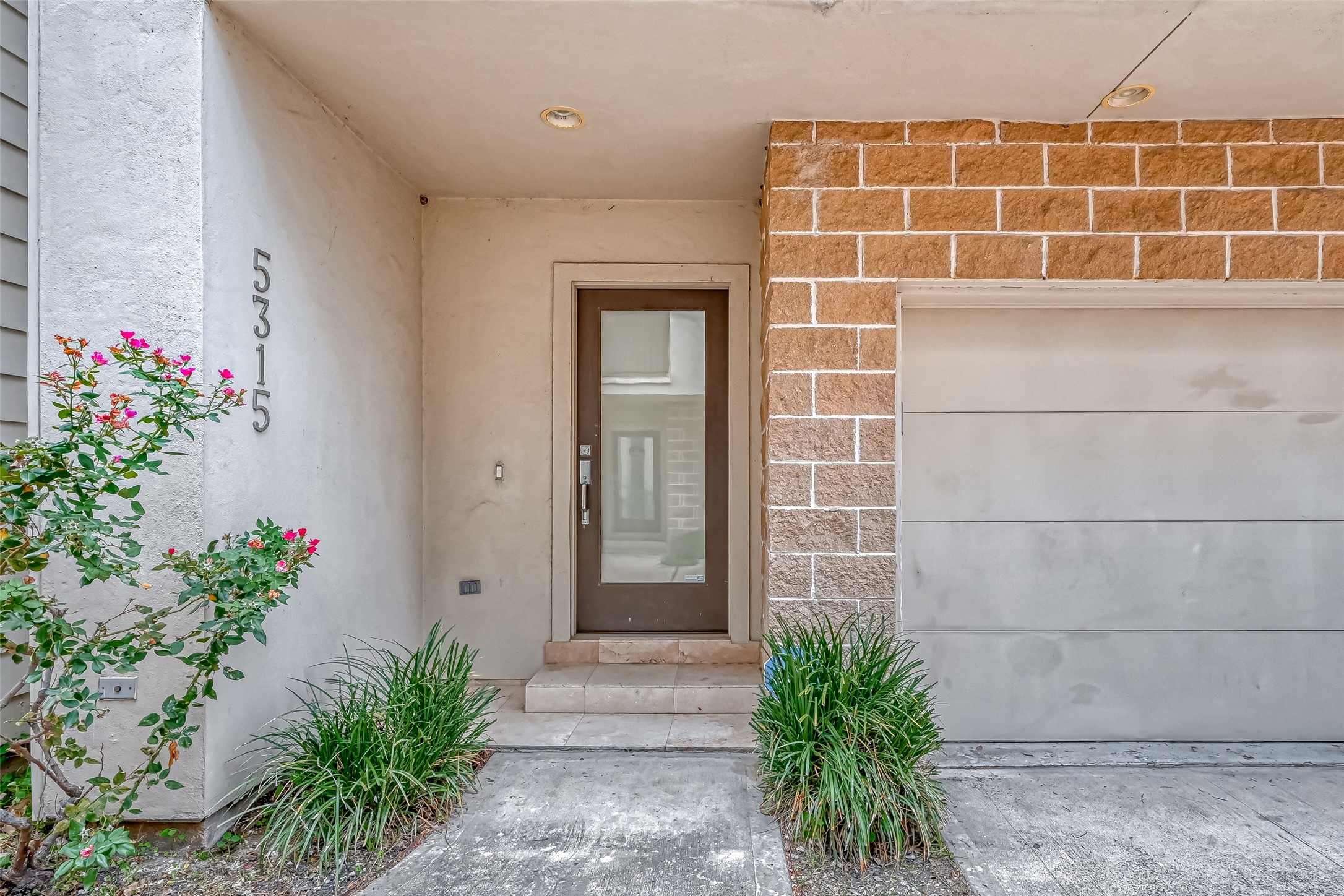 5315 Lillian Street Houston, TX 77007 - Photo 3 of 47 a front view of a house