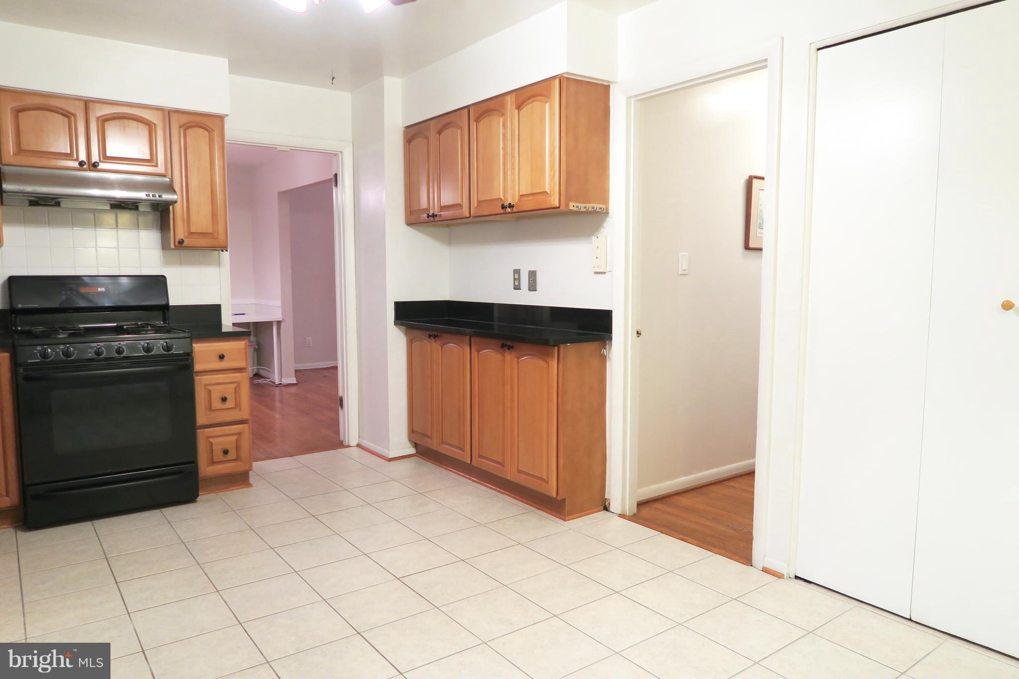 539 Dunkirk Road Baltimore, MD 21212 - Photo 6 of 24 Lots of cabinet space