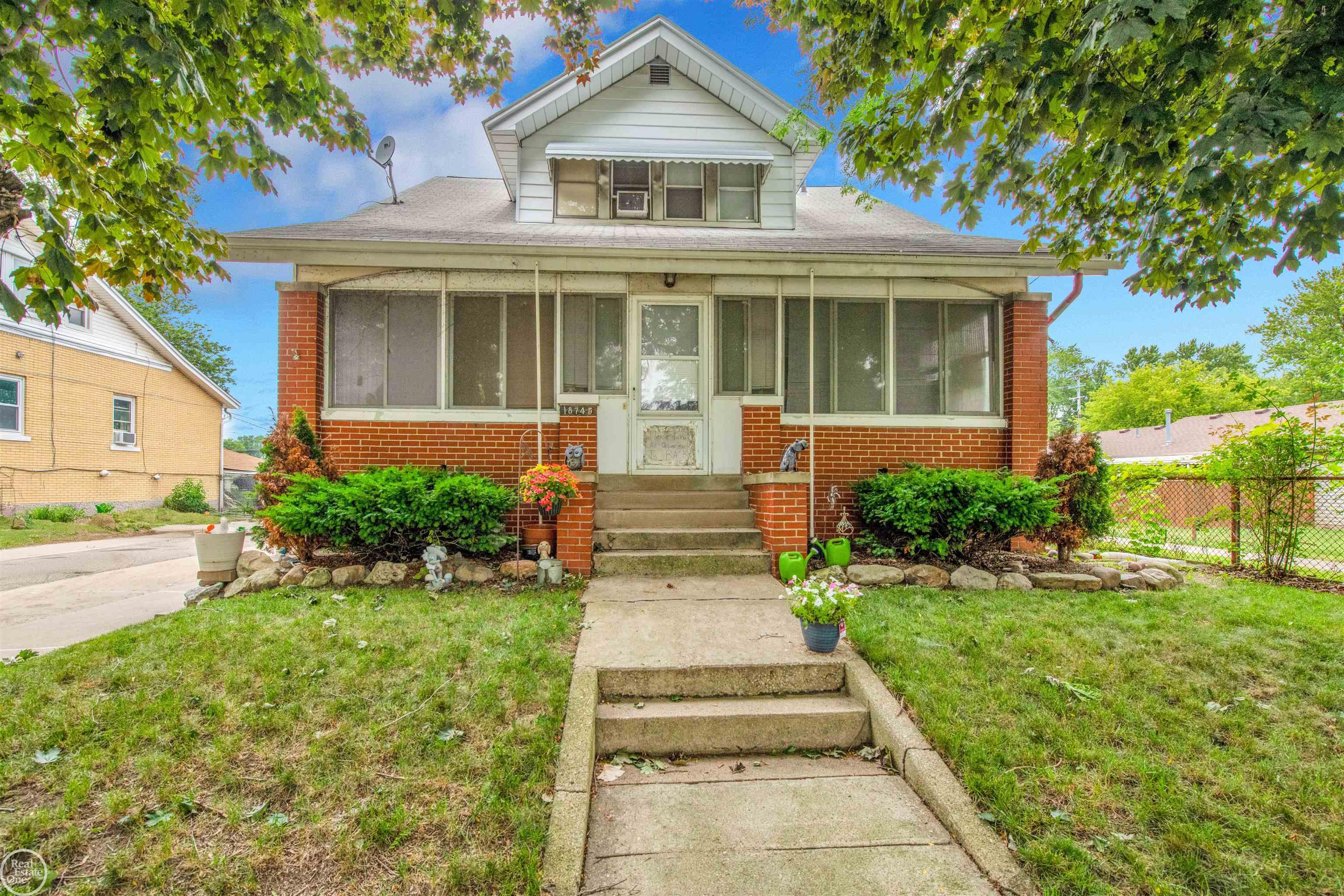 18745 Common Road Roseville, MI 48066 - Photo 1 of 29 50182335-de825bca-064a-4d3c-86b8-eb8403fdfc64.JPG