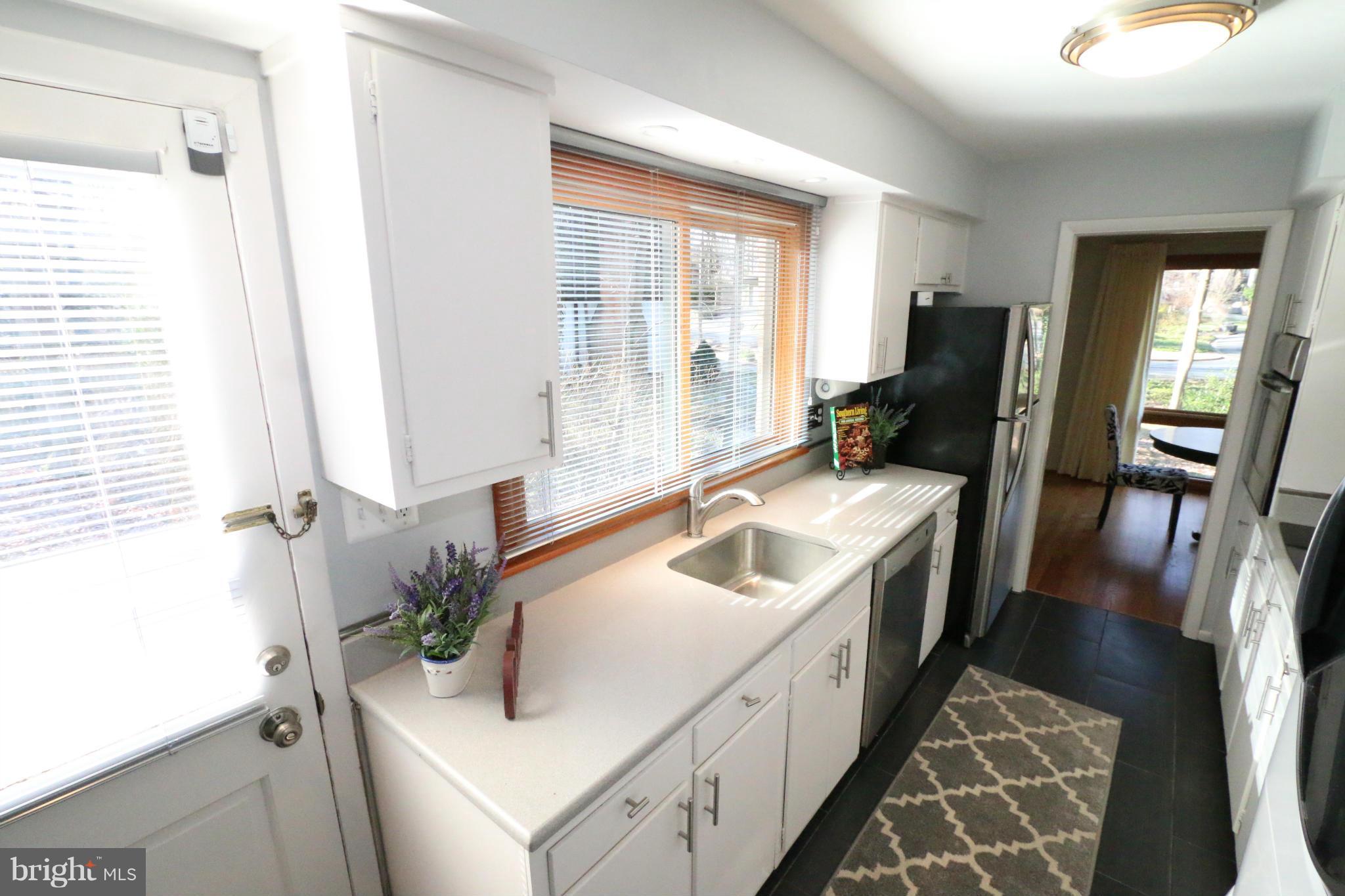 11235 South Shore Road Reston, VA 20190 - Photo 5 of 27 Kitchen