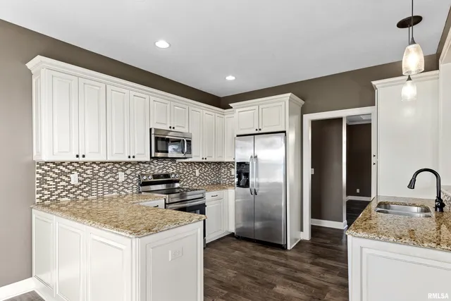 $409,000 | 526 North Hurff Drive, Elmwood, IL 61529