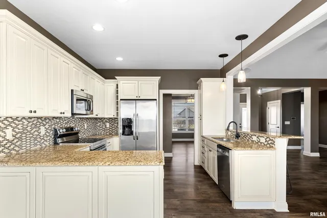 $409,000 | 526 North Hurff Drive, Elmwood, IL 61529