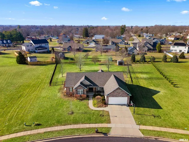 $409,000 | 526 North Hurff Drive, Elmwood, IL 61529