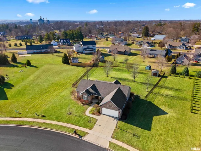 $409,000 | 526 North Hurff Drive, Elmwood, IL 61529