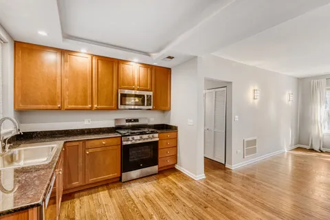 $259,900 | 2033 West Fargo Avenue, Unit 2, Chicago, IL 60645