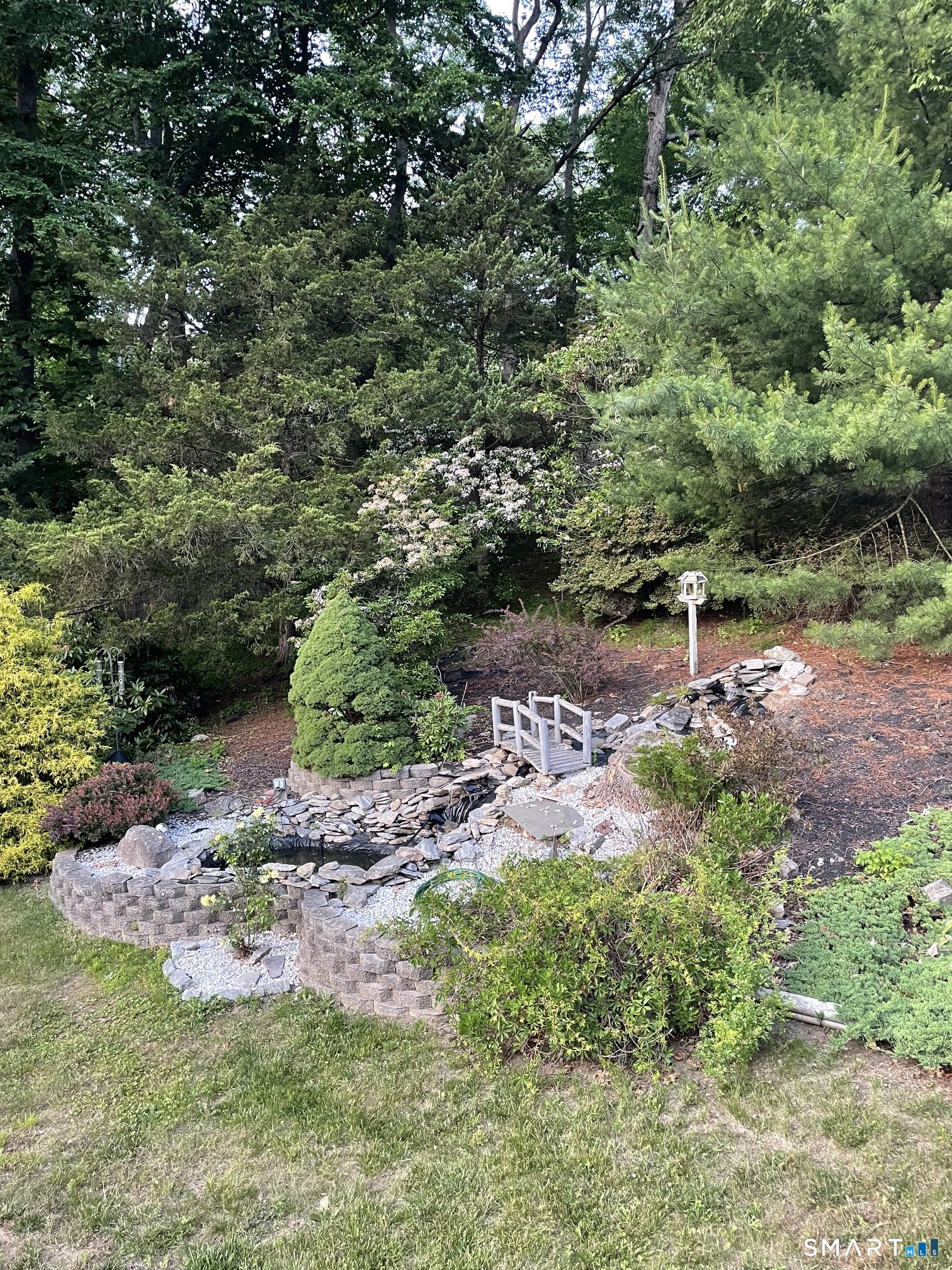 1023 Boston Post Road Madison, CT 06443 - Photo 16 of 37 Guests are welcome to enjoy the back- and front yard.