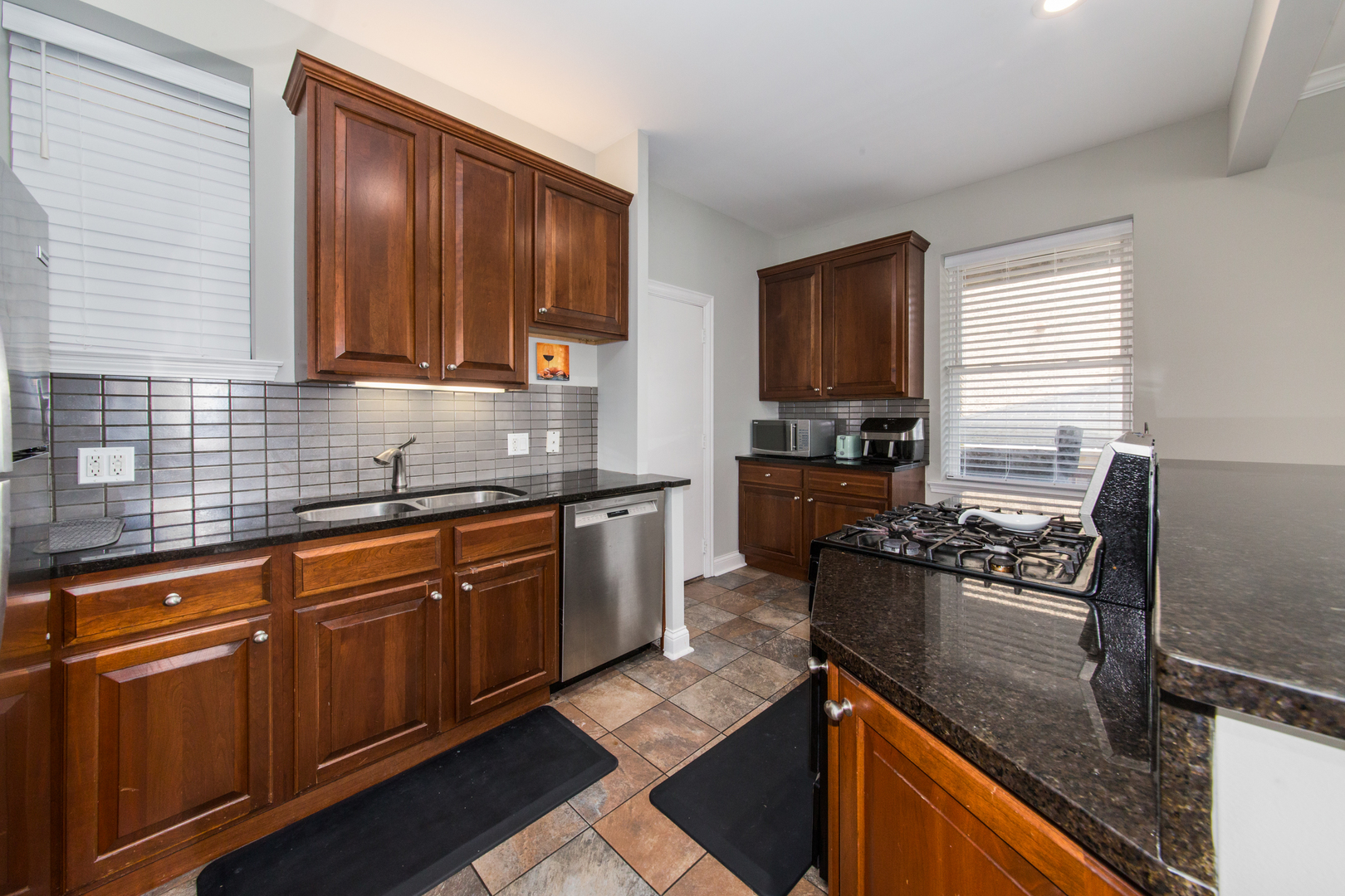 1022 West Irving Park Road, Unit 1 Chicago, IL 60613 - Photo 5 of 22 Gallery Image 5