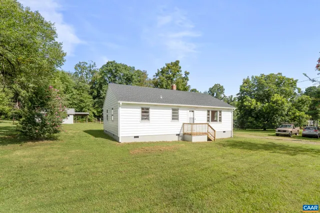 a view of a house with a yard and garage