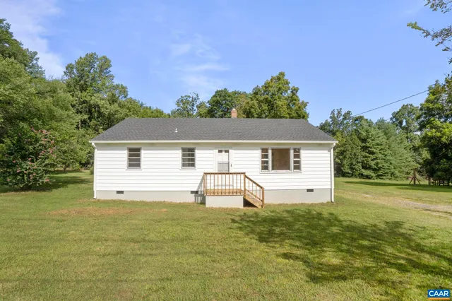 a house view with a outdoor space