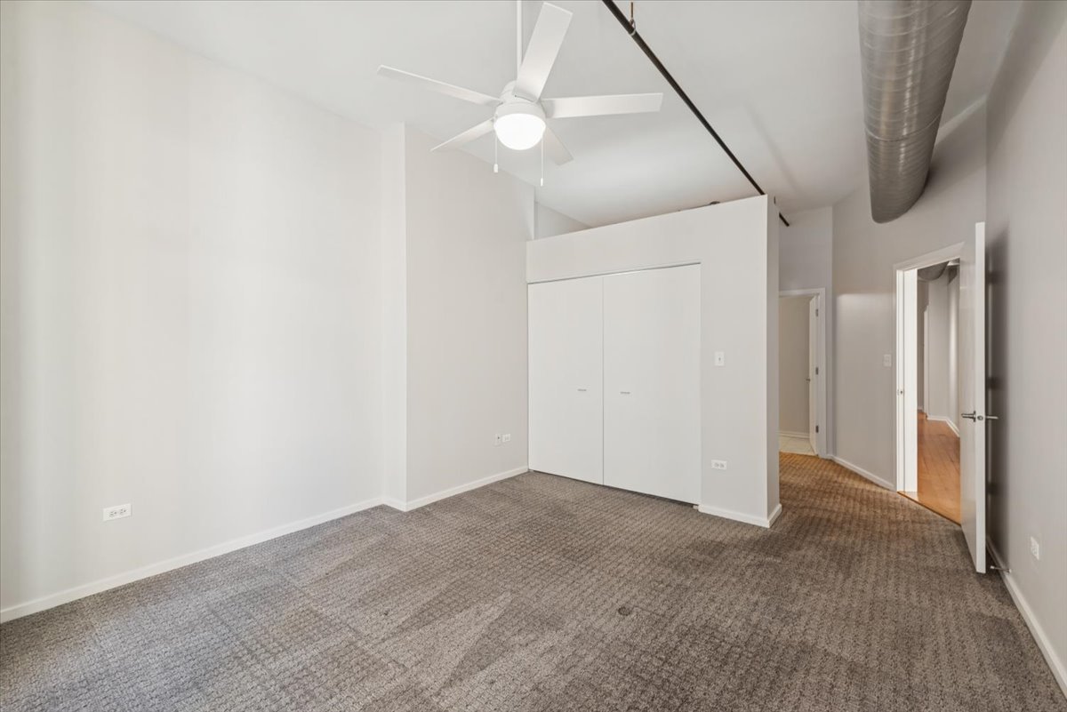 520 South State Street, Unit 907 Chicago, IL 60605 - Photo 15 of 26 an empty room with a ceiling fan and bathroom