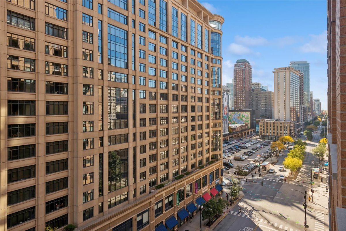 520 South State Street, Unit 907 Chicago, IL 60605 - Photo 9 of 26 a city view