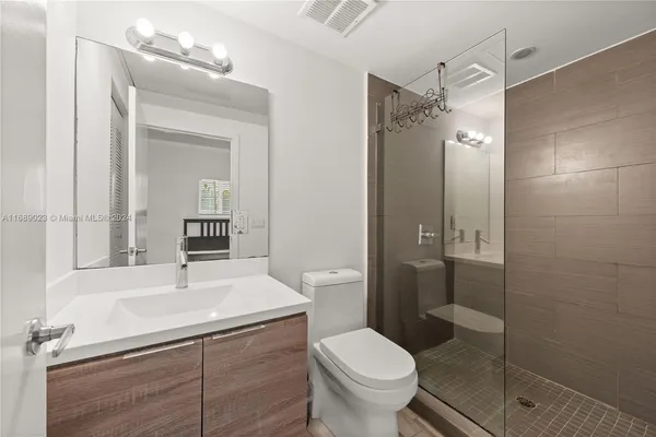 $2,000 | 1560 Meridian Avenue, Unit 109, Miami Beach, FL 33139