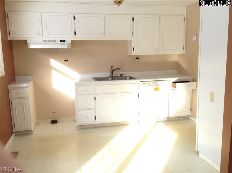 6276 South Cleveland Massillon Road Clinton, OH 44216 - Photo 7 of 11 Kitchen