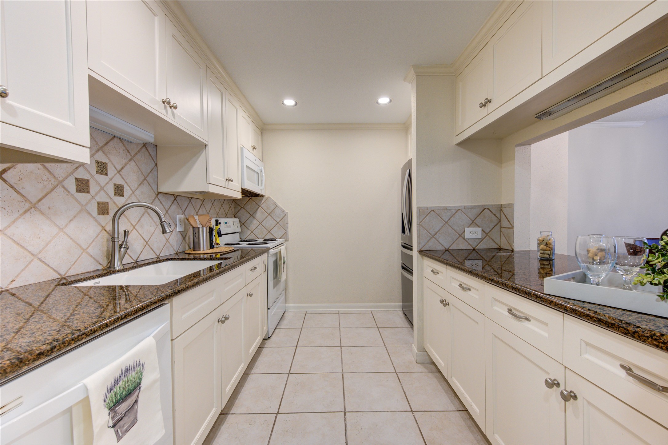2232 South Piney Point Road, Unit 110 Houston, TX 77063 - Photo 5 of 21 the kitchen has plenty of room and counter space.