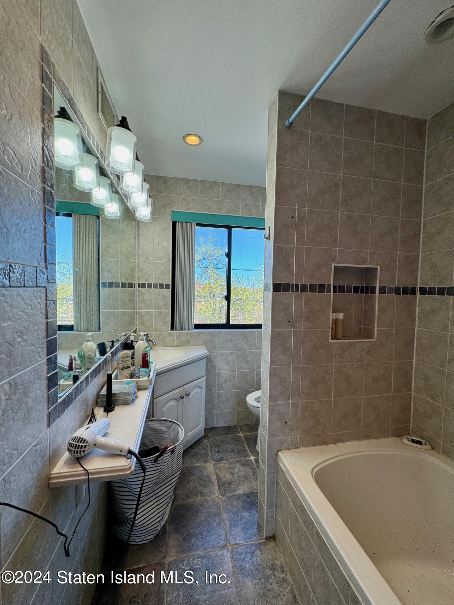 70 Narrows Road South, Unit 2 Staten Island, NY 10305 - Photo 15 of 29 22