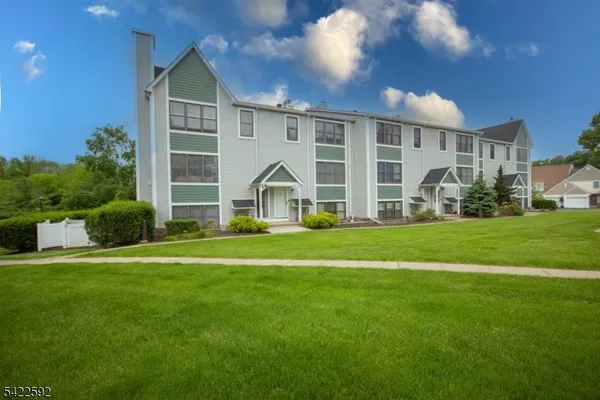 $2,200 | 22 Burlington Court, Unit 22, Hamburg, NJ 07419
