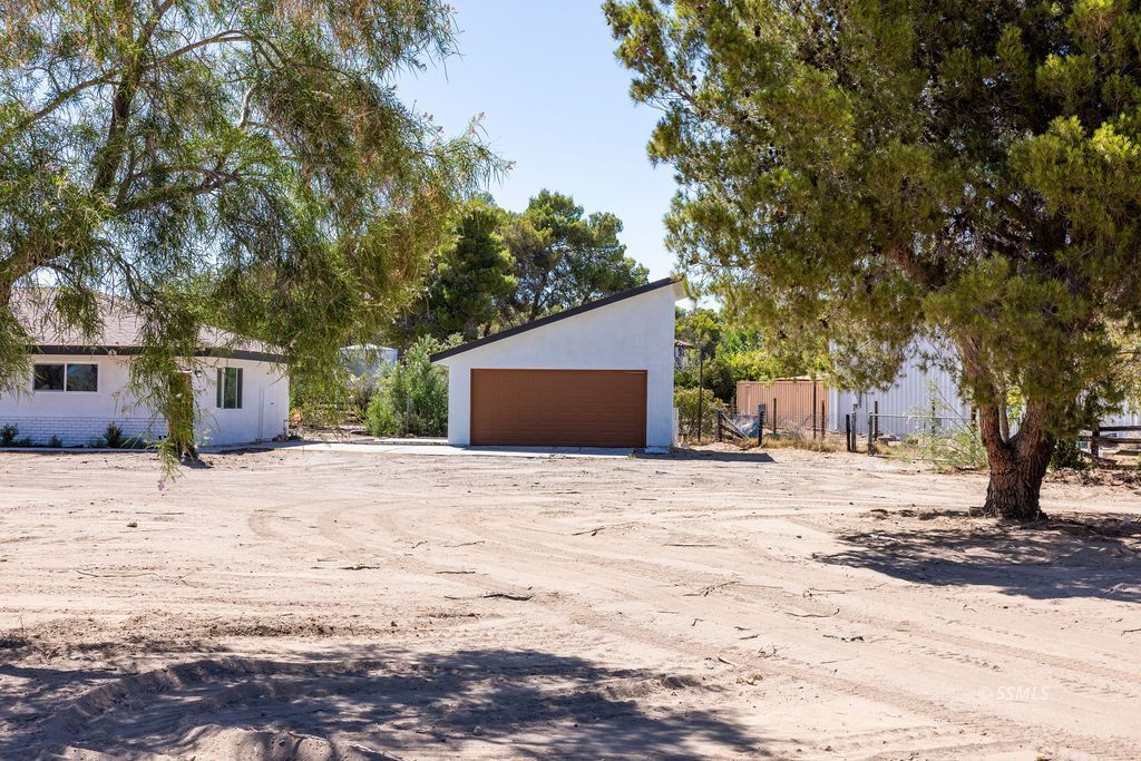 1135 North Mahan Street Ridgecrest, CA 93555 - Photo 5 of 46