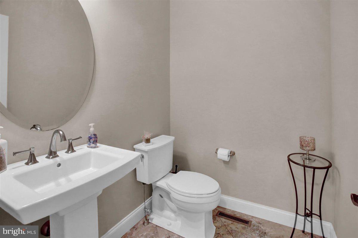 5 Millfording Road Mechanicsburg, PA 17050 - Photo 9 of 62 1st Floor Powder Room