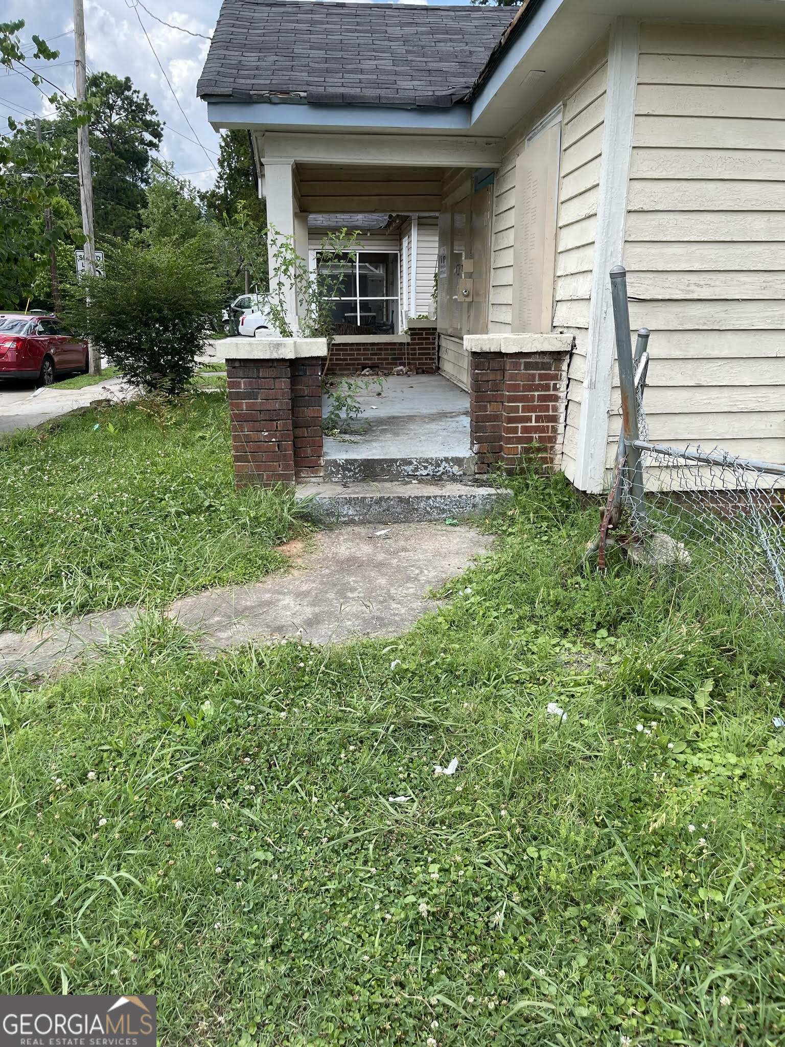a view of a house with backyard and sitting area