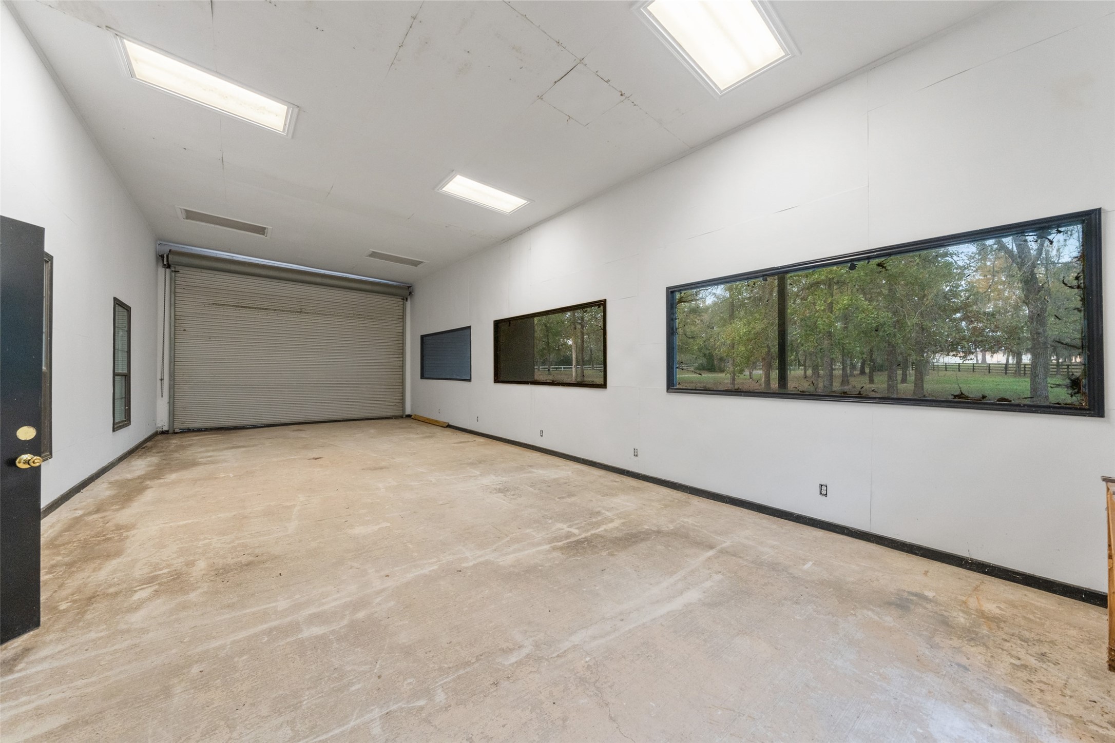 186 Lake Road Huntsville, TX 77320 - Photo 29 of 48 a view of an empty room with a window