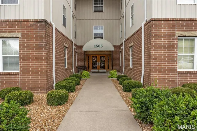 $185,000 | 1505 South Old Highway 94, Unit 205, St. Charles, MO 63303