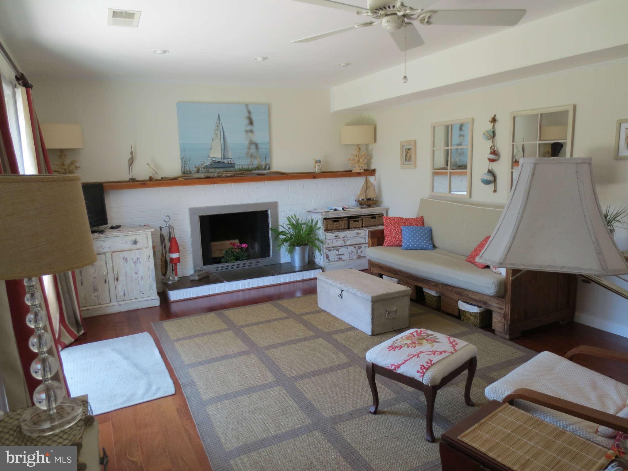 17313 Fletchall Road Poolesville, MD 20837 - Photo 10 of 20 Family Room