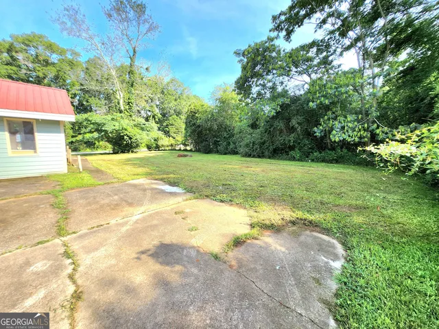 a view of a yard with a house