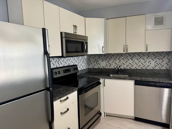 $1,950 | 300 North State Street, Unit 2125, Chicago, IL 60654