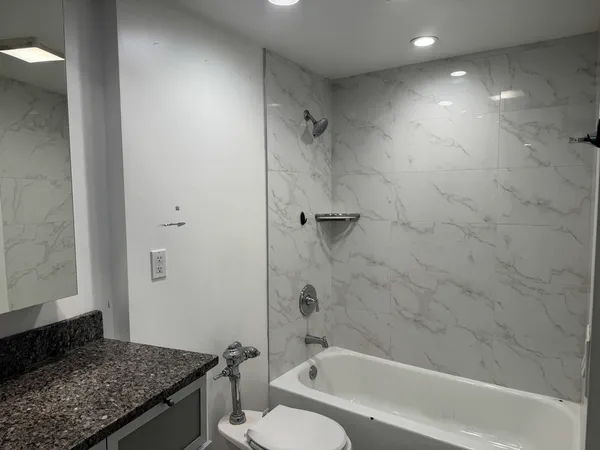 $1,950 | 300 North State Street, Unit 2125, Chicago, IL 60654