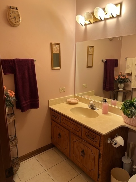 30 Red Barn Road Matteson, IL 60443 - Photo 19 of 34 a bathroom with a sink and a mirror