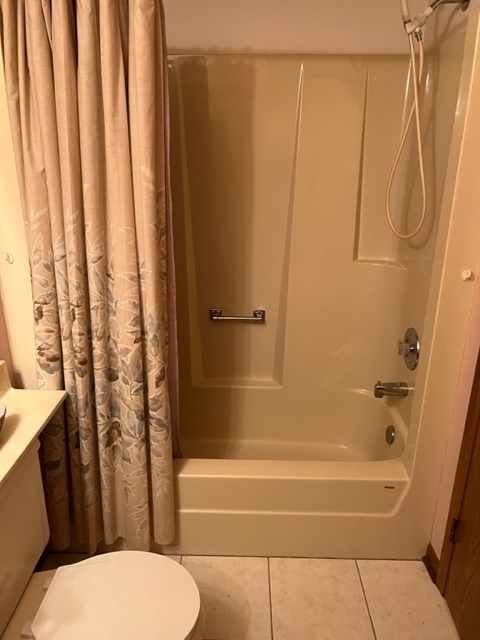 30 Red Barn Road Matteson, IL 60443 - Photo 20 of 34 a bathroom with a toilet and a shower curtain