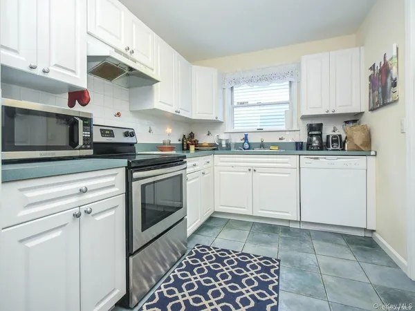 $995,000 | 14 Hillcrest Street, Huntington, NY 11743