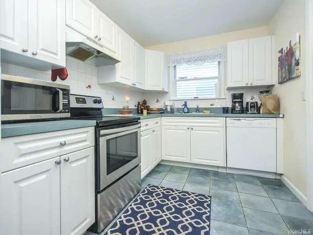 $995,000 | 14 Hillcrest Street, Huntington, NY 11743